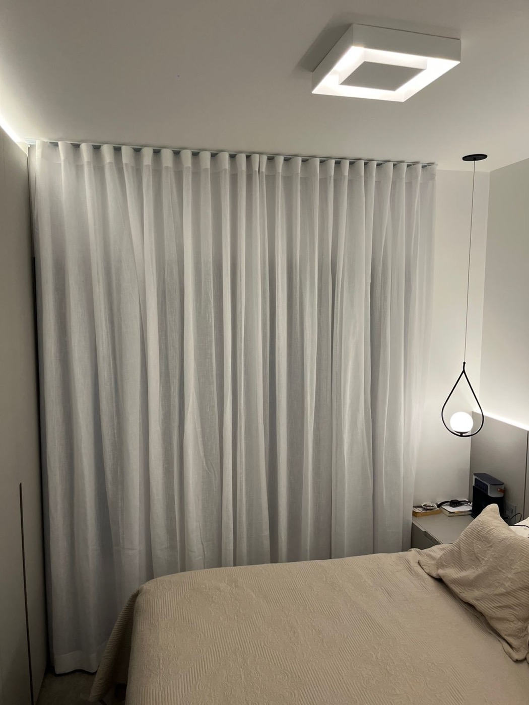 Cortina de tecido em quarto de casal