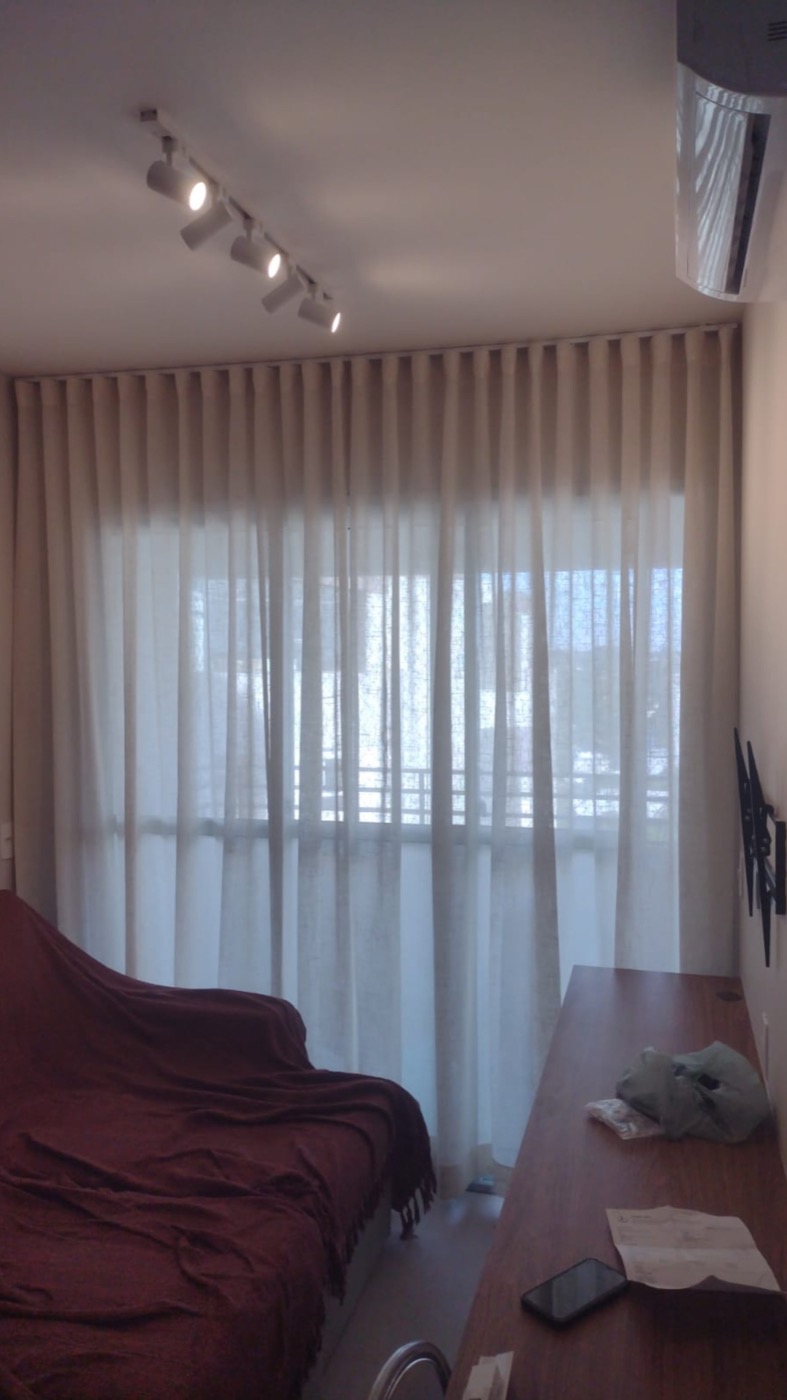 Cortina de tecido voil ondulada em sala