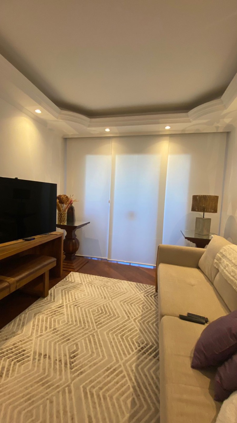 Persiana motorizada em sala de TV