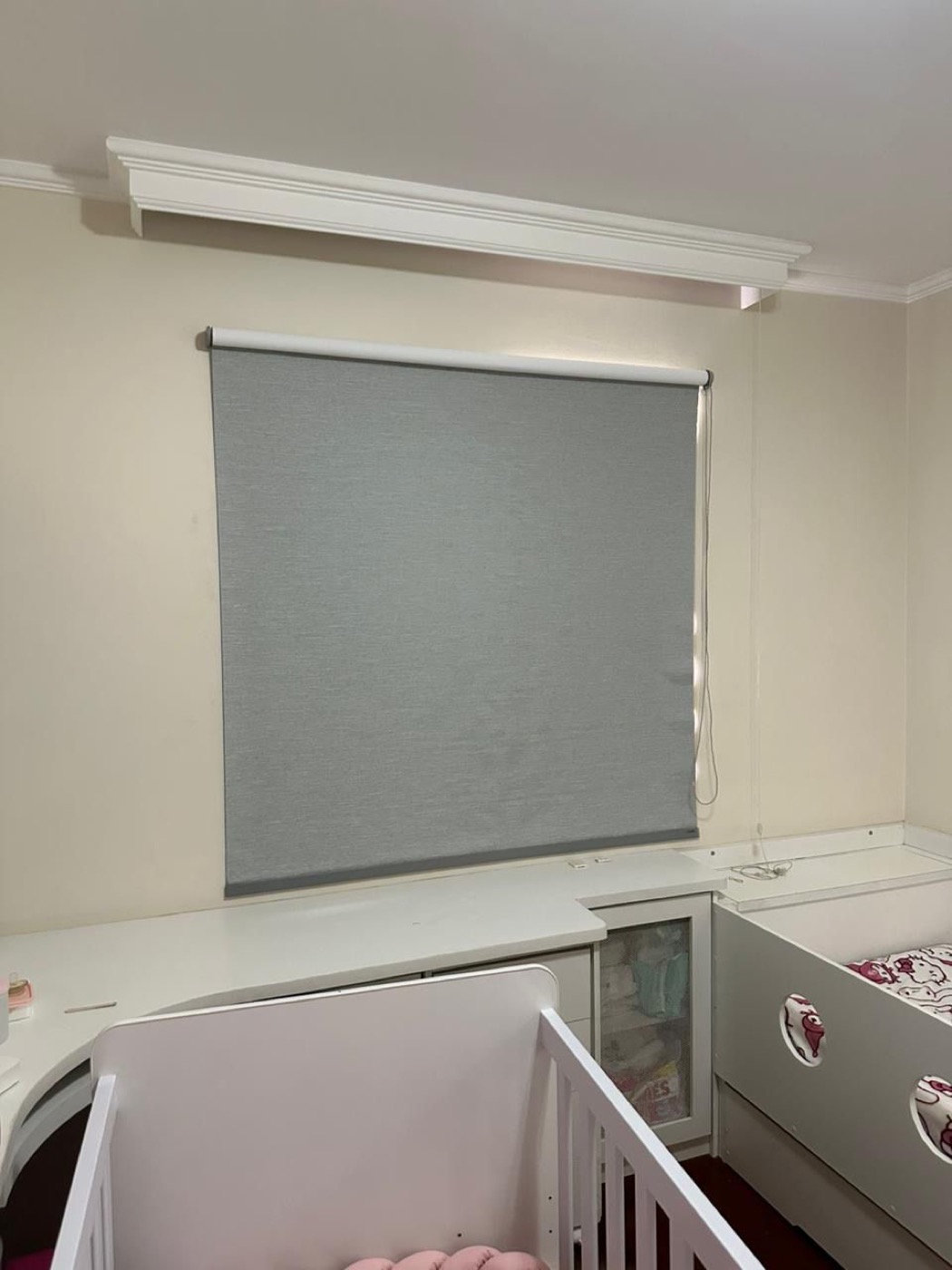 Persiana rolô cinza instalada em cozinha