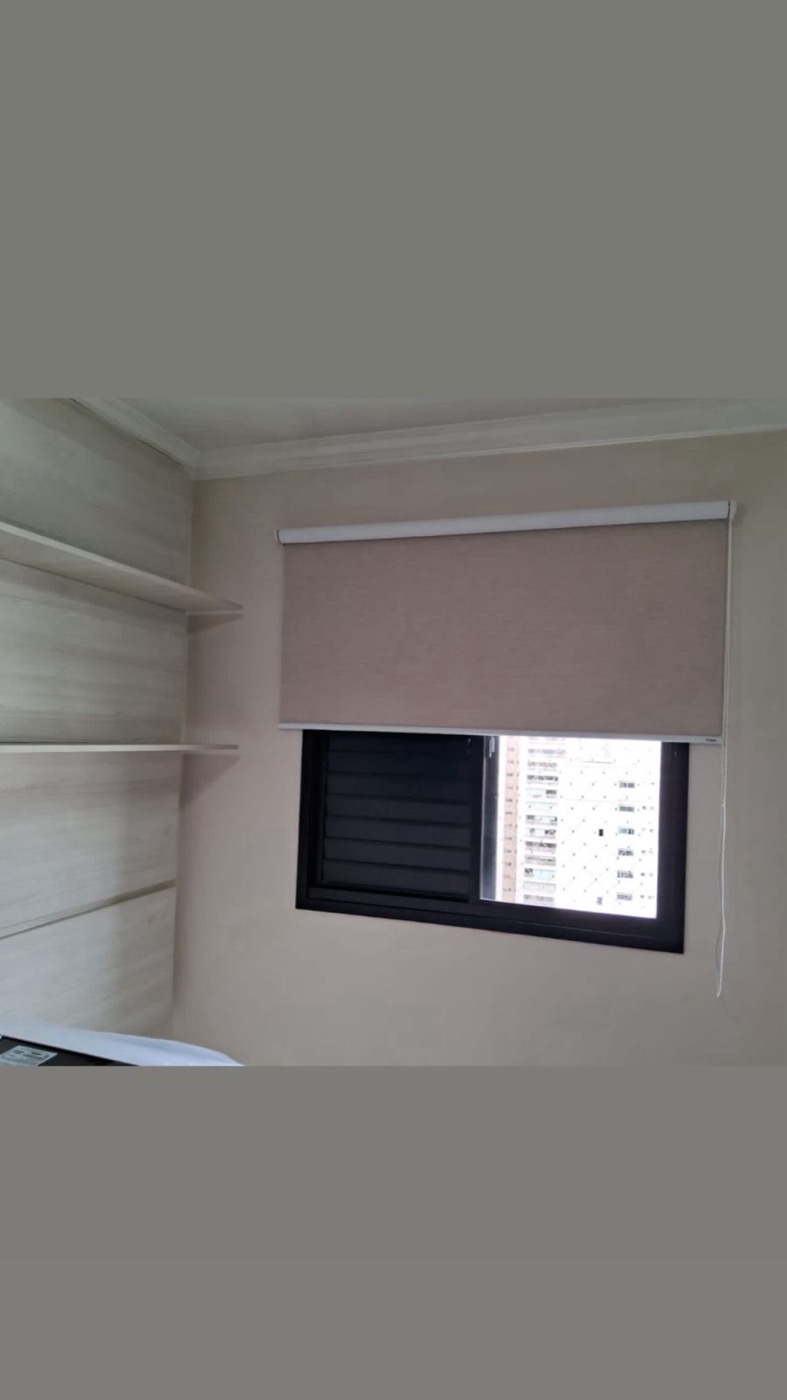 Persiana rolô fechada em quarto com painel de madeira