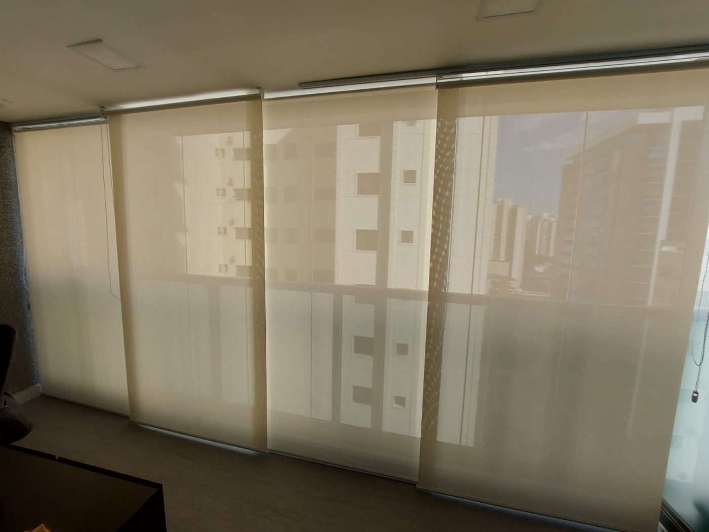 Persianas rolô amplas em sala de apartamento