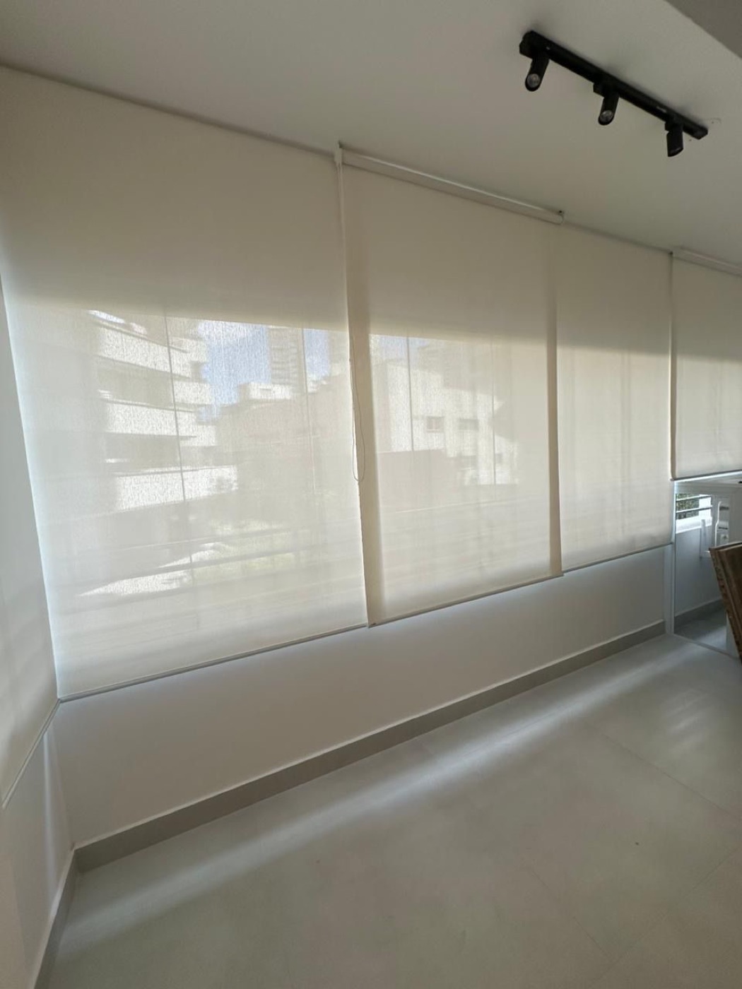 Persiana rolô tela solar em sala clara