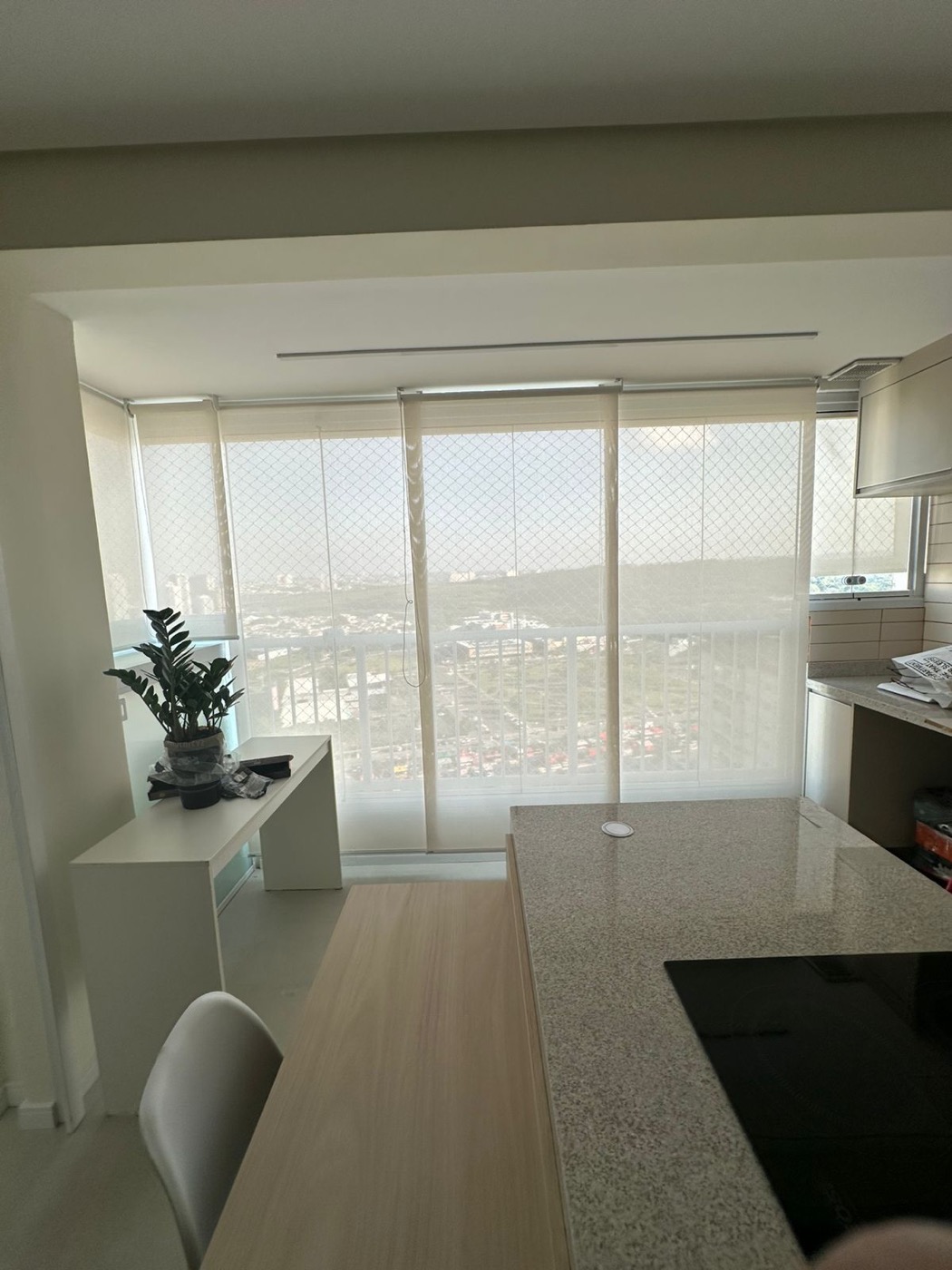 Persiana tela solar em sala com vista para a cidade